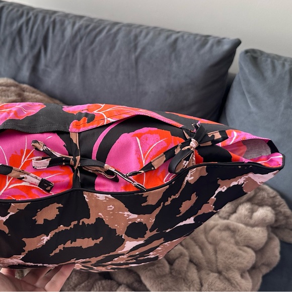 Set of 2 standard size DVF (for Target) signature leopard/waterlily shams (NWT) - Picture 4 of 9